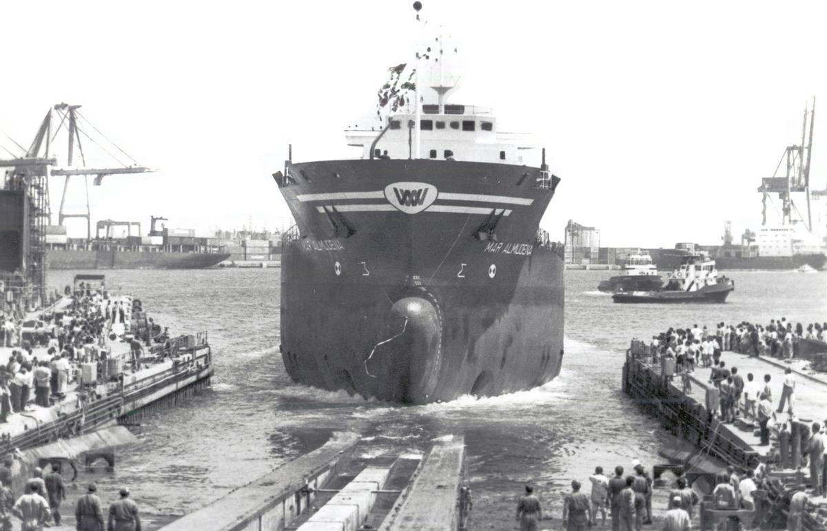 Botadura de un barco granelero en la década de los 80-90.