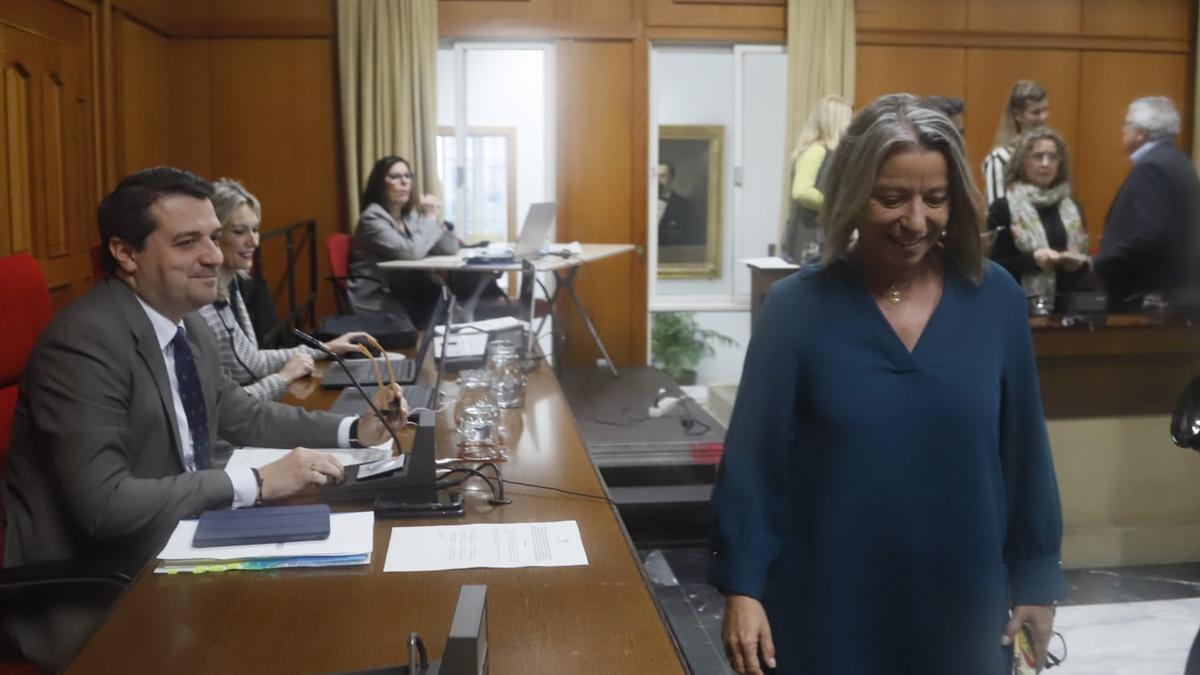 Isabel Albás pasa por delante del alcalde, José María Bellido.