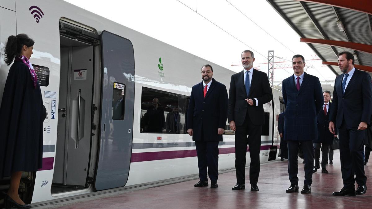 El AVE realiza su viaje inaugural de Madrid a Asturias