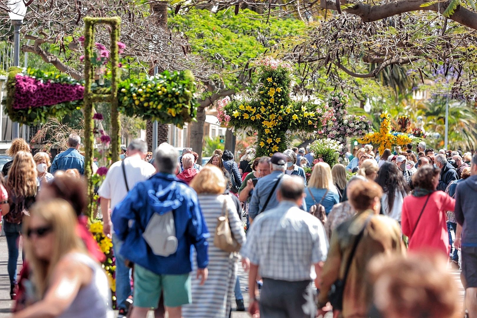 Recorrido por la rambla de Las Tinajas por el Día de la Cruz