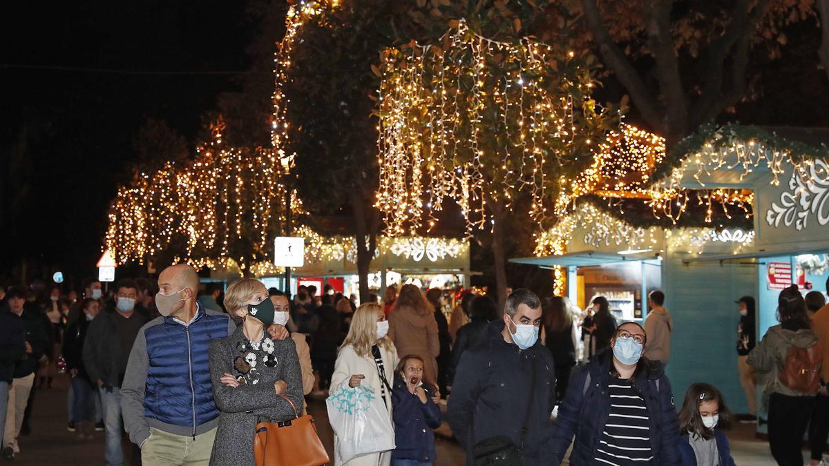 Gente paseando por el mercado de Navidad de la Alameda de Vigo.