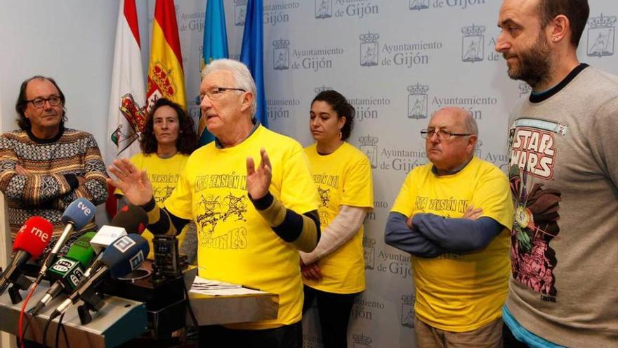 Miembros de la plataforma de afectados, ayer, junto a los ediles de XSP Mario Suárez del Fueyo y David Alonso.