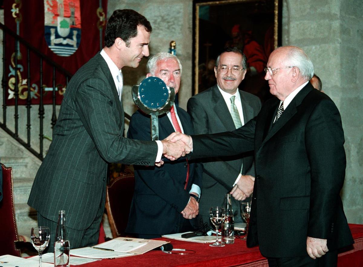 Gorbachov recoge de manos del entonces príncipe Felipe el premio Carlos V en Extremadura.