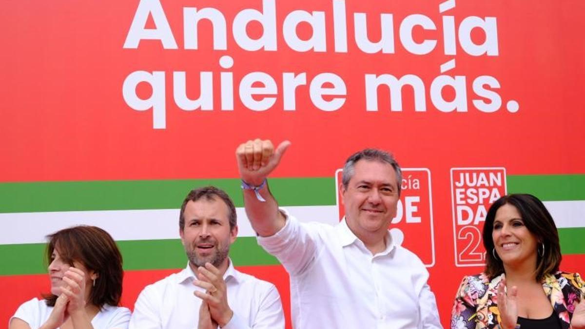 El secretario general del PSOE andaluz y candidato a la Junta, Juan Espadas (2d), junto a la vicesecretaria general del PSOE, Adriana Lastra (i), en el arranque de campaña de las elecciones andaluzas del 19-J, este 2 de junio de 2022 en la plaza de San Juan, en Jaén.