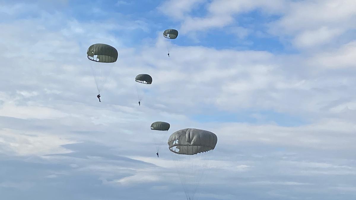 Los paracaidistas aterrizan en la base militar de Alcantarilla.