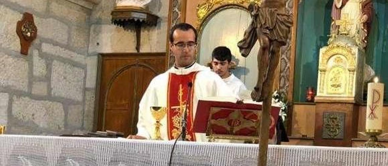 Carlos Arce en la misa del domingo en Albarellos. // FdV