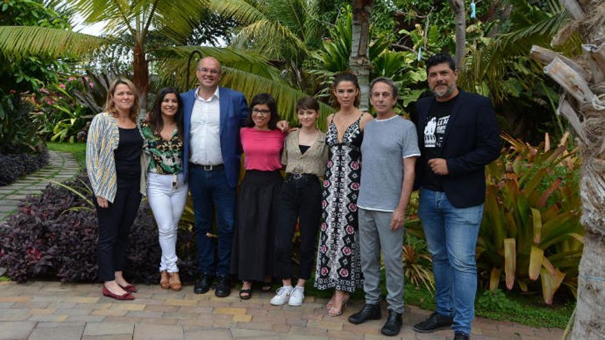 La directora  venezolana Claudia Pinto (cuarta por la izda), junto a los actores que intervienen en la película (a su dcha).