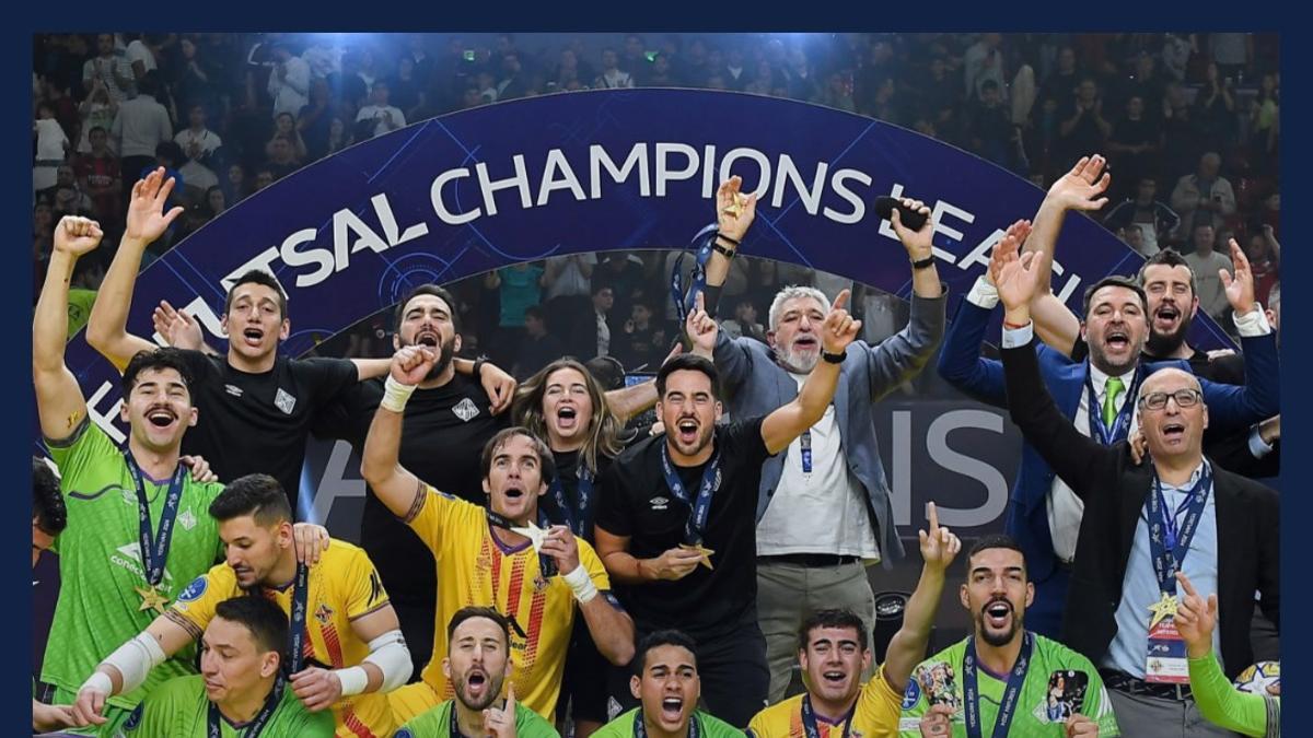 Los jugadores del Palma Futsal celebran el triunfo en el Demirchyan Arena de Ereván.