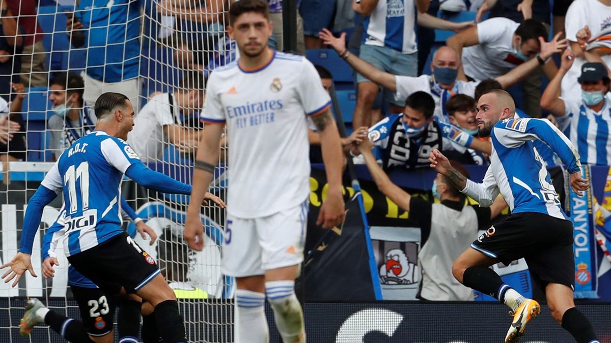 De Tomás y Aleix Vidal celebran el segundo gol ante el R. Madrid