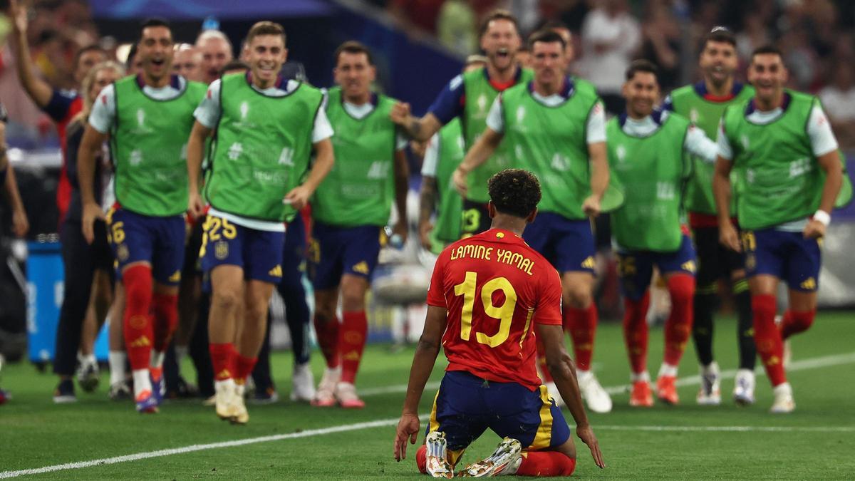 Lamine Yamal celebra su golazo, que era el 1-1 de España ante Francia en Múnich, delante de los suplentes.