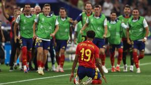 Lamine Yamal celebra su golazo, que era el 1-1 de España ante Francia en Múnich, delante de los suplentes.