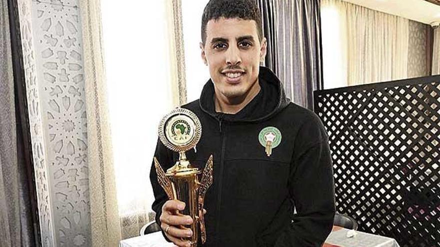 Hamza muestra el trofeo de campeón de la Copa de África.