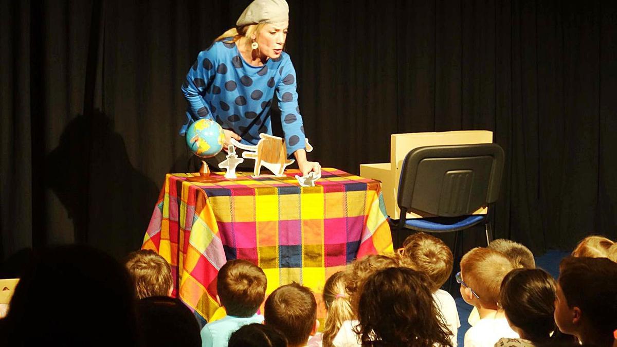 La cuentacuentos María Riera, durante una de sus sesiones con los niños.