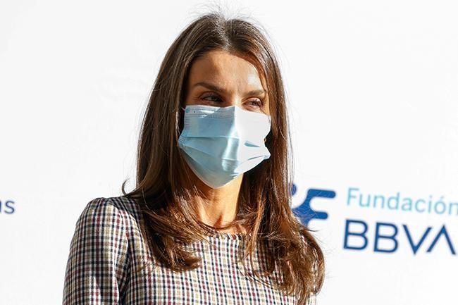 La reina Letizia con mascarilla y vestido de Pedro del Hierro