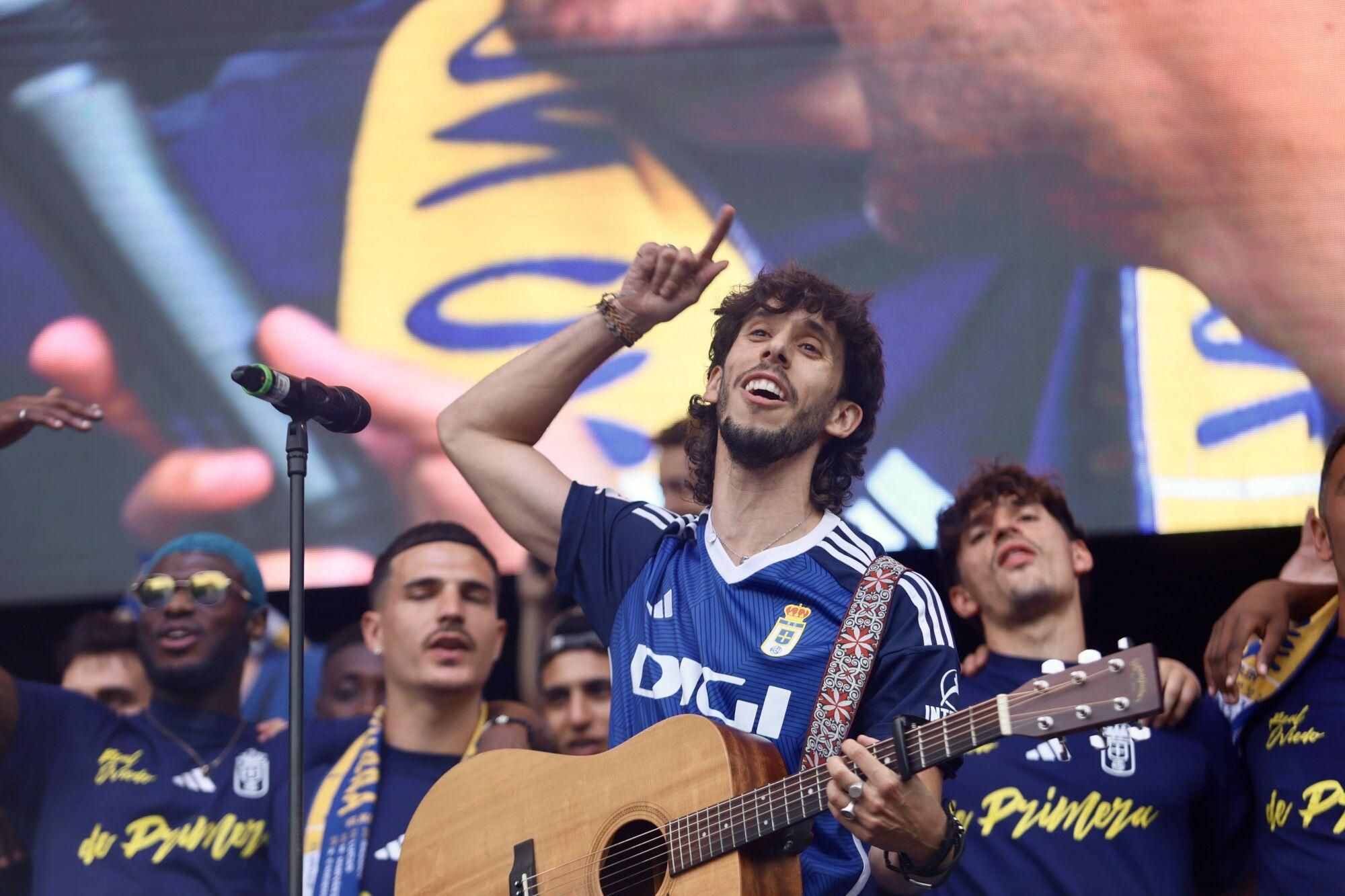 Locura azul en las calles de Oviedo para celebrar el ascenso del equipo a Primera División