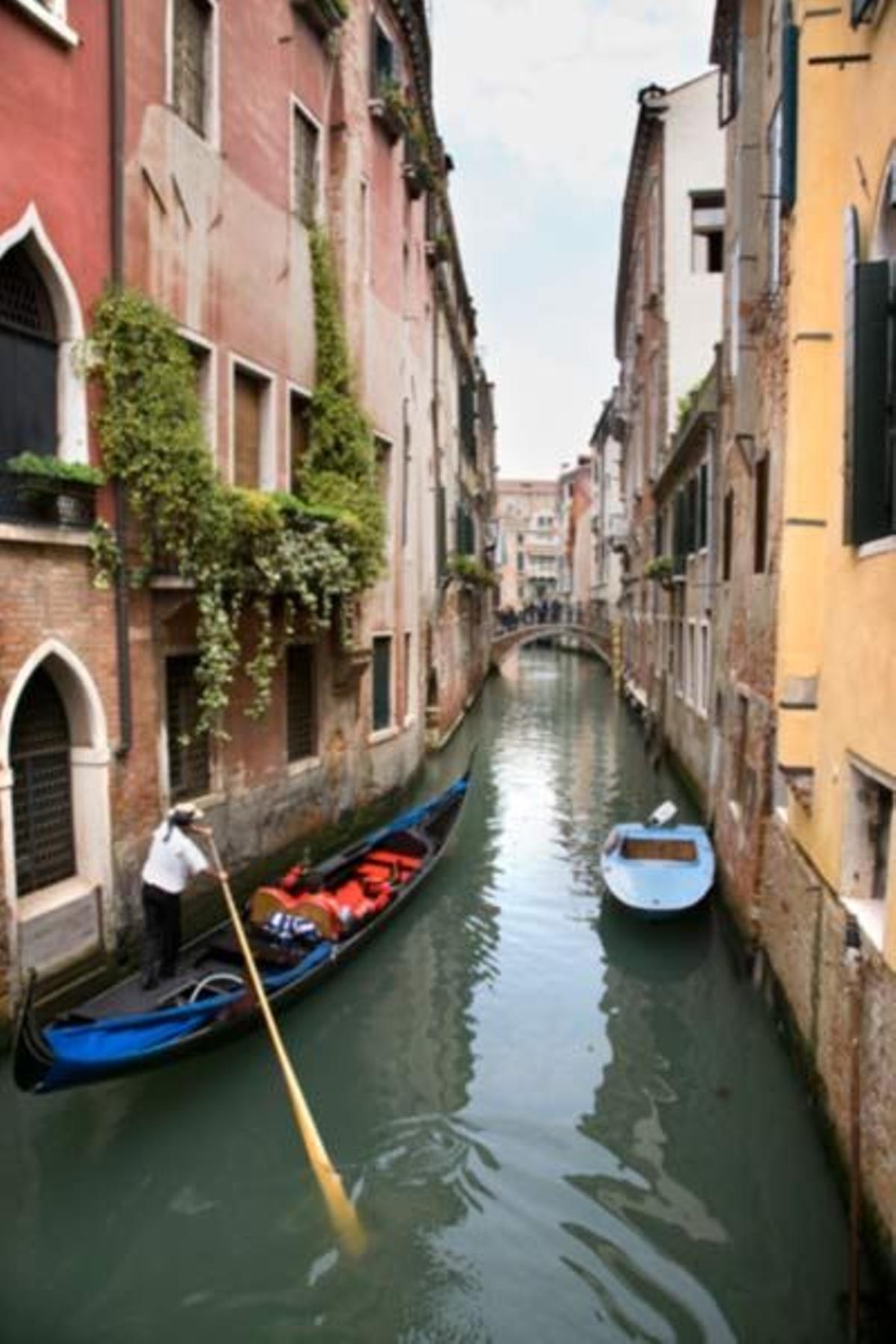 Esperar la crecida junto a los canales de Venecia