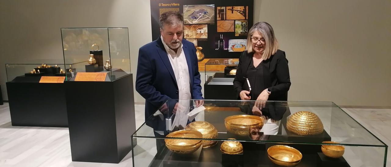 El alcalde Fulgencio Cerdán y la directora del Museo de Villena, Laura Hernández, en la exposición del Tesoro.