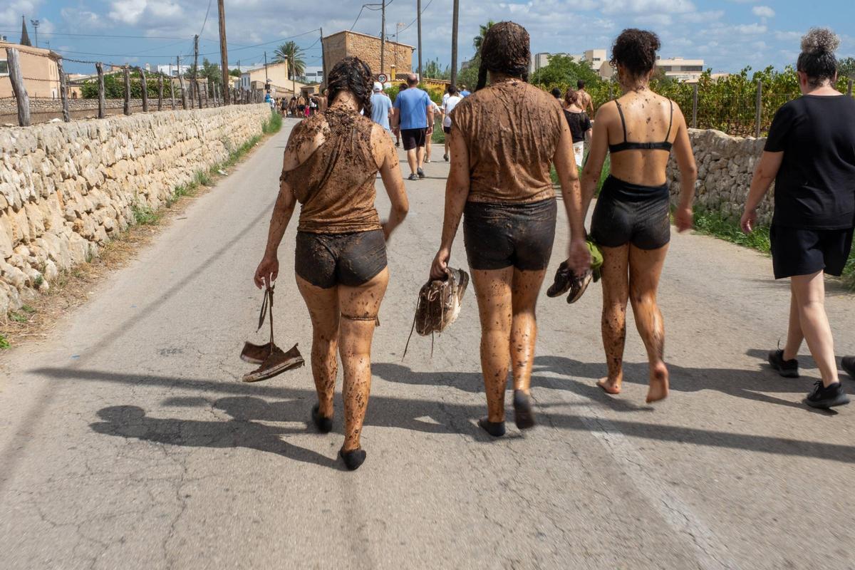 Sa Vermada de Binissalem arranca con su multitudinaria ‘guerra de raïm’ y la ‘Festa dels Trepitjadors’