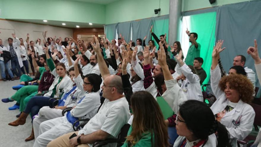 Unanimidad entre los médicos del HUC para secundar una huelga indefinida