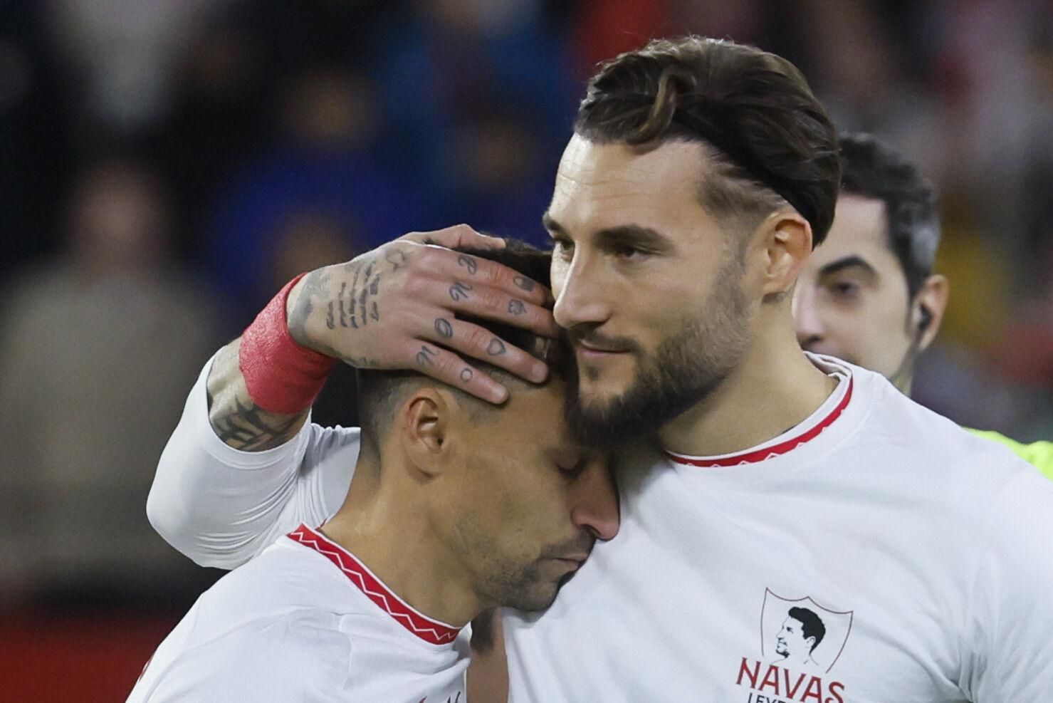Los jugadores del Sevilla, Jesús Navas (i) y el serbio Nemanja Gudelj, durante el homenaje que ha recibido el centrocampista sevillista antes del inicio del encuentro correspondiente a la jornada 17 de Laliga EA Sports que disputan Sevilla y Celta en el estadio Sanchez Pizjuan de Sevilla. EFE/José Manuel Vidal.. (sEVILLA)