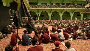 Estudiantes de un seminario chiíta lloran la muerte del presidente iraní, Ebrahim Raisi, en la Imambara de Kargil el 21 de mayo de 2024. 