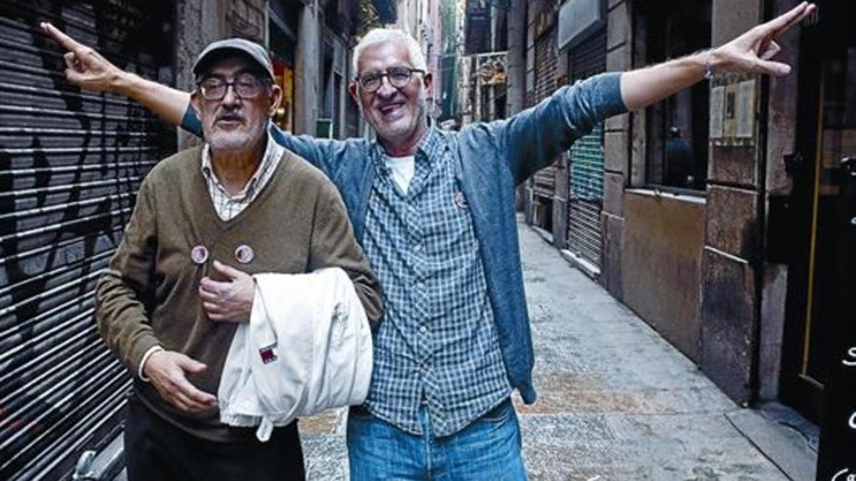 Juan Mediavilla y Miguel Gallardo (derecha), ayer en el barrio de la Mercè, que como el de la Ribera inspiraron las correrías de Makoki.