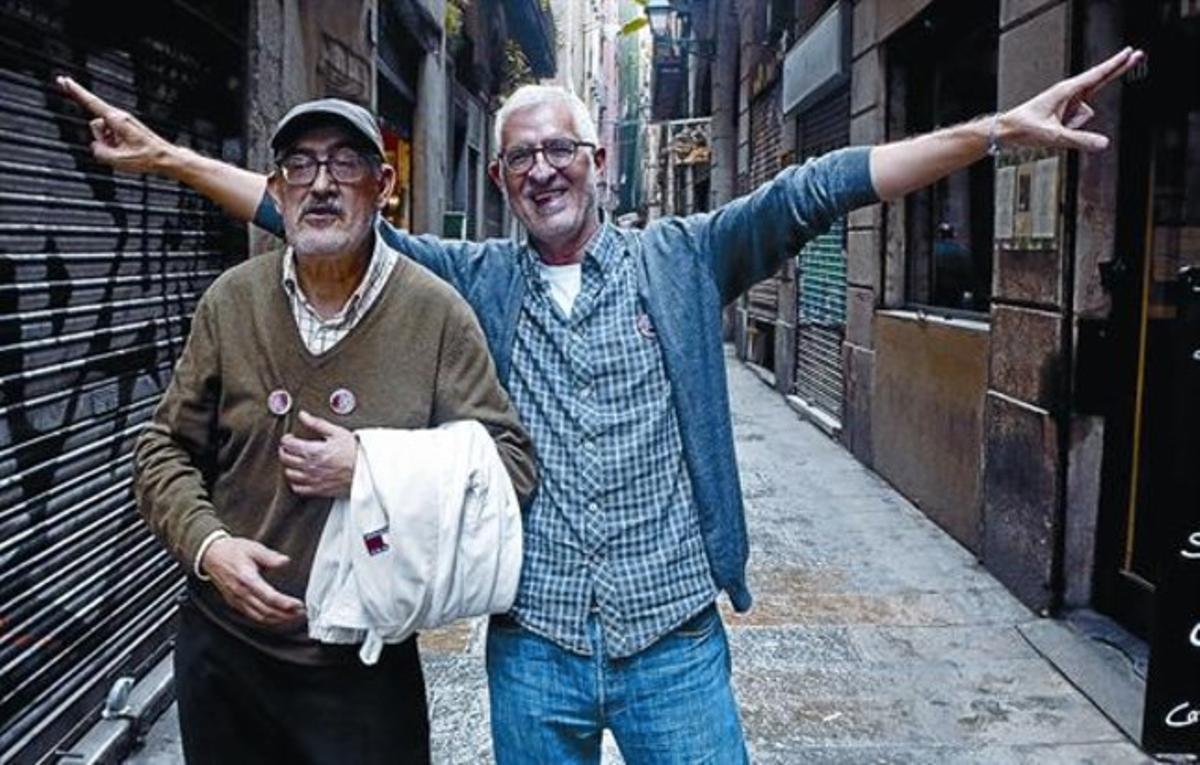 Juan Mediavilla i Miguel Gallardo (dreta), ahir al barri de la Mercè, que com el de la Ribera van inspirar les aventures de Makoki.