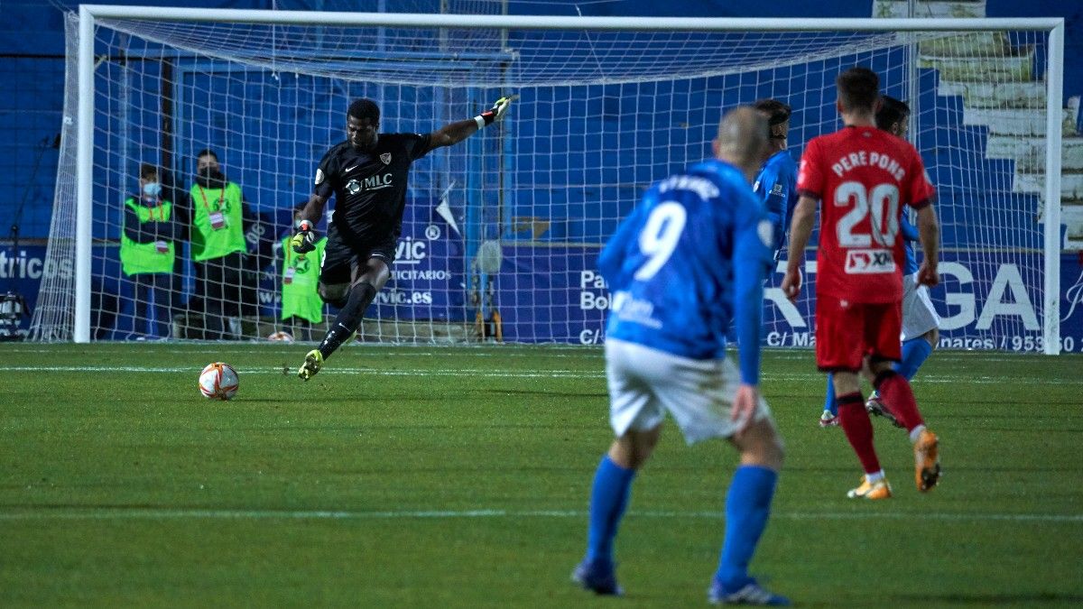 Razak, portero del Linares, durante el partido de Copa frente al Alavés