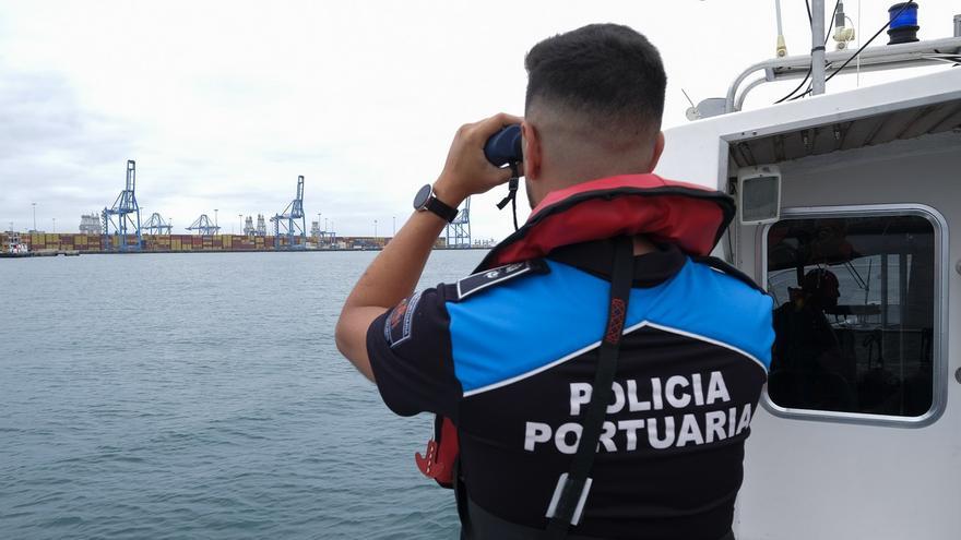 La Autoridad Portuaria y la Policía Portuaria patrullan por el Muelle Deportivo de Las Palmas de Gran Canaria