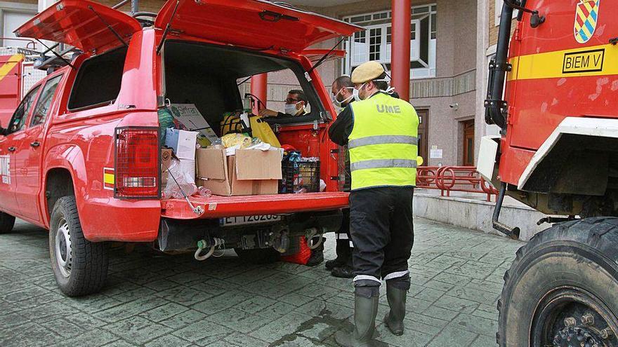 Efectivos de la UME en tareas de desinfección del asilo San José.