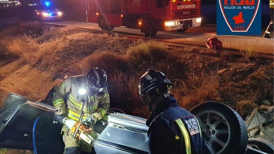 Bomberos excarcelan a los atrapados en el accidente.