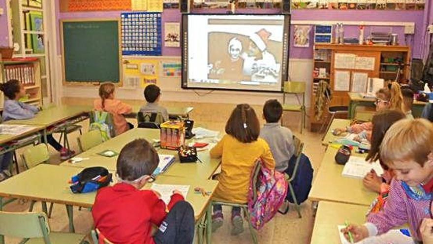 Els alumnes de l&#039;escola Alfred Mata de Puig-reig durant una connexió a través de webcam amb Judit Pelfort, quan no podia assistir a classe