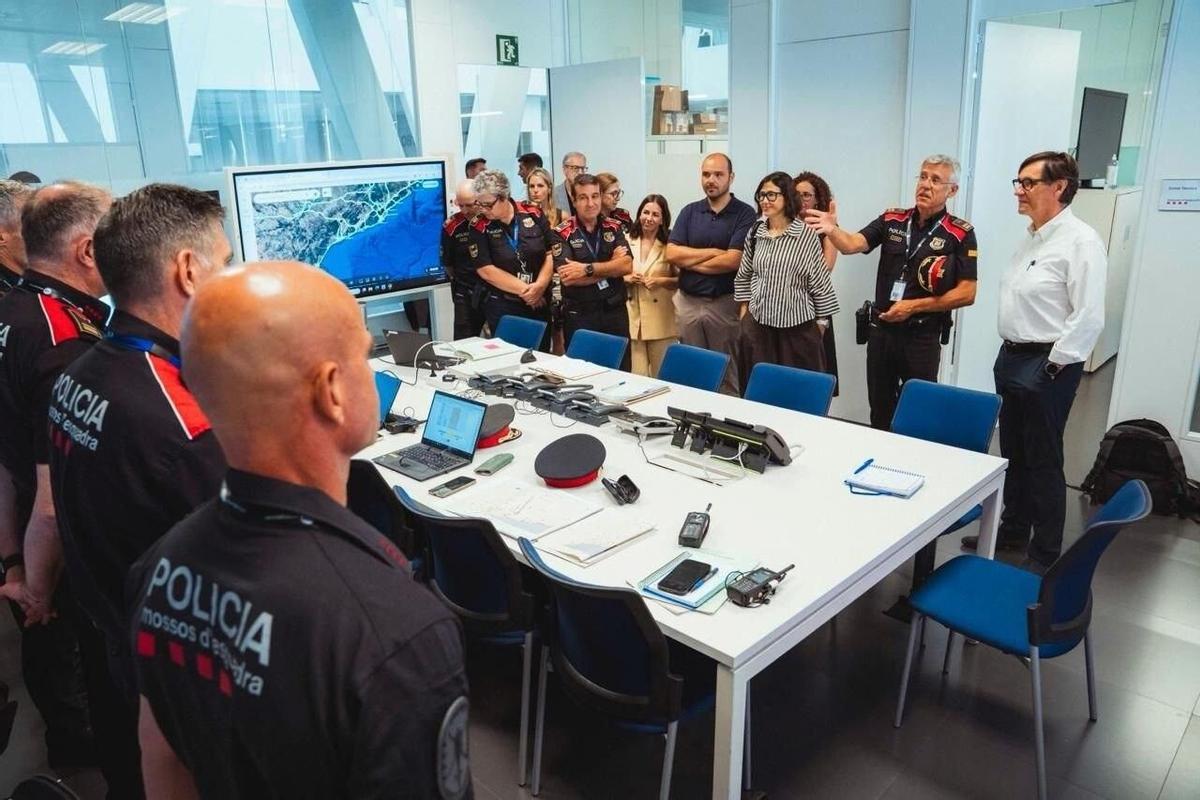 12/08/2026 El presidente de la Generalitat, Salvador Illa, y los consellers de Interior y Seguridad Pública, Núria Parlon y de la Presidencia, Albert Dalmau, en el Centro de Atención y Gestión de Llamadas de Urgencia 112 de Catalunya en Reus (Tarragona). Destaca el carácter inclusivo que le ha dado el Govern para "no dejar a nadie atrás" SOCIEDAD GOVERN
