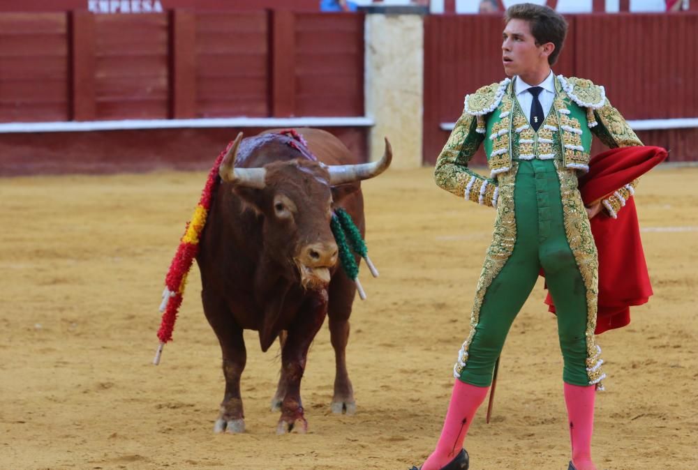 El mal juego de las reses de Domecq condicionó una corrida en la que sólo destacó Ginés Marín y en la que los hermanos Rivera Ordóñez tuvieron una actuación discreta