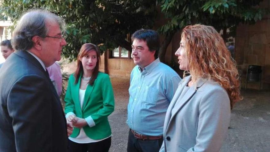 Herrera (izquierda), conversa con la zamorana Mayte Barrueso, ayer en Soria.