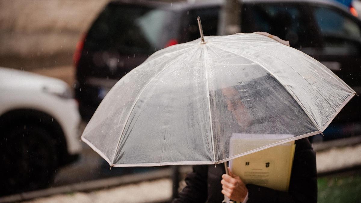 Una persona se protege de la lluvia con un paraguas en Madrid, el pasado día 19.