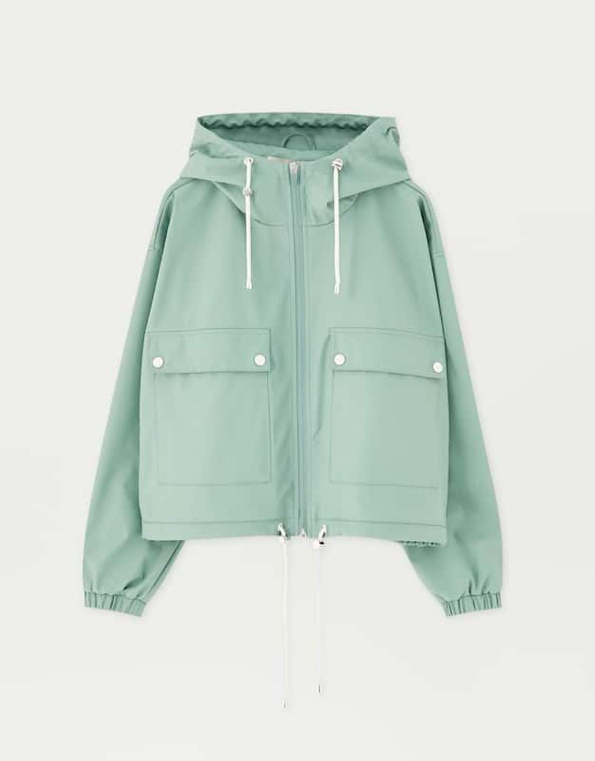 Chubasquero con capucha de Pull &amp; Bear (Precio: 25,99 euros)