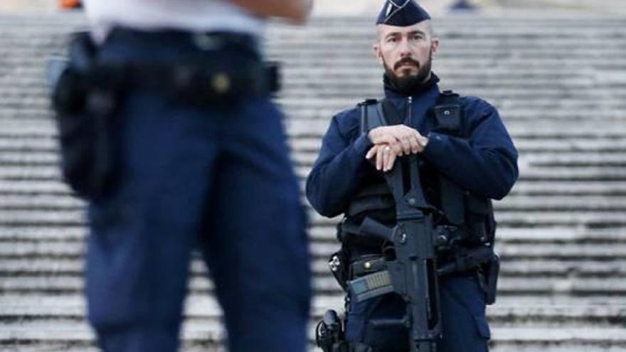 Un agent vigila els carrers de París, en una foto d&#039;arxiu.