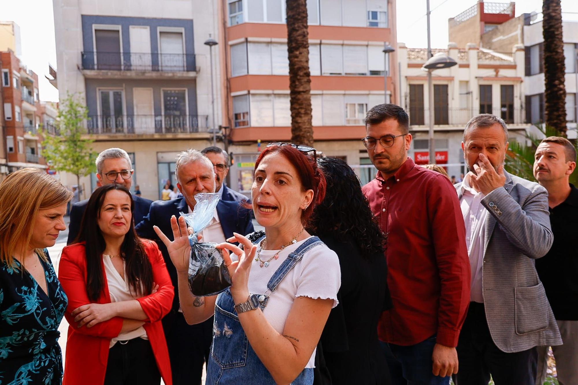 Una vecina de Catarroja lleva una bolsa de fango de la dana a la visita del ministro y Bernabé