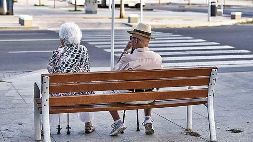 La población anciana, cada vez más numerosa en las islas.