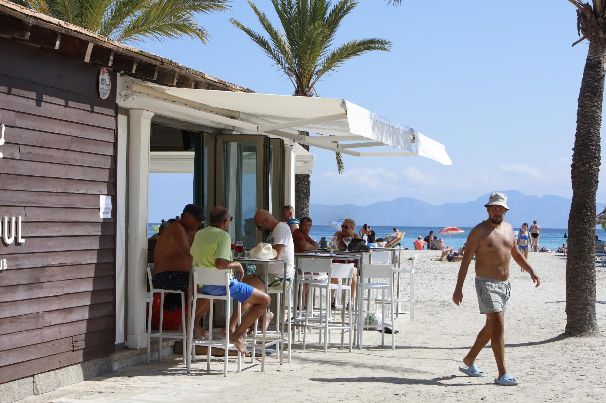 Sommer-Urlaub im Oktober: So sieht es derzeit am Strand von Alcúdia auf Mallorca aus