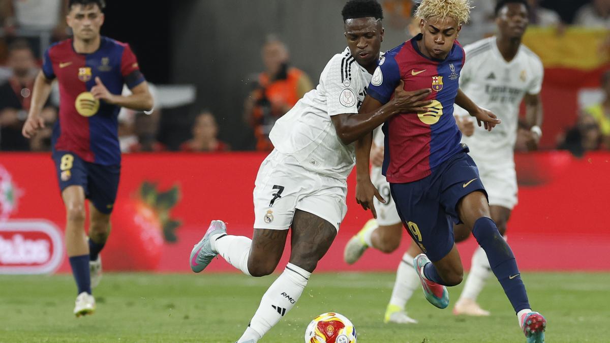 Lamine Yamal y Vinicius, durante el clásico en la final de la Copa del Rey