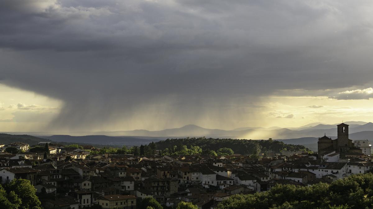 Fotogalería | Cortinas de precipitación con golondrinas en Hervás