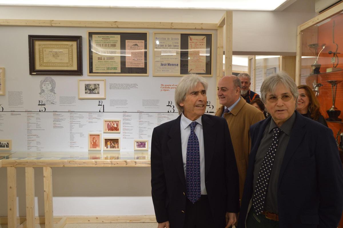 Luis de Córdoba, junto al alcalde, Emilio Martínez, y el presidente de la peña con su nombre, Rafael Martín.