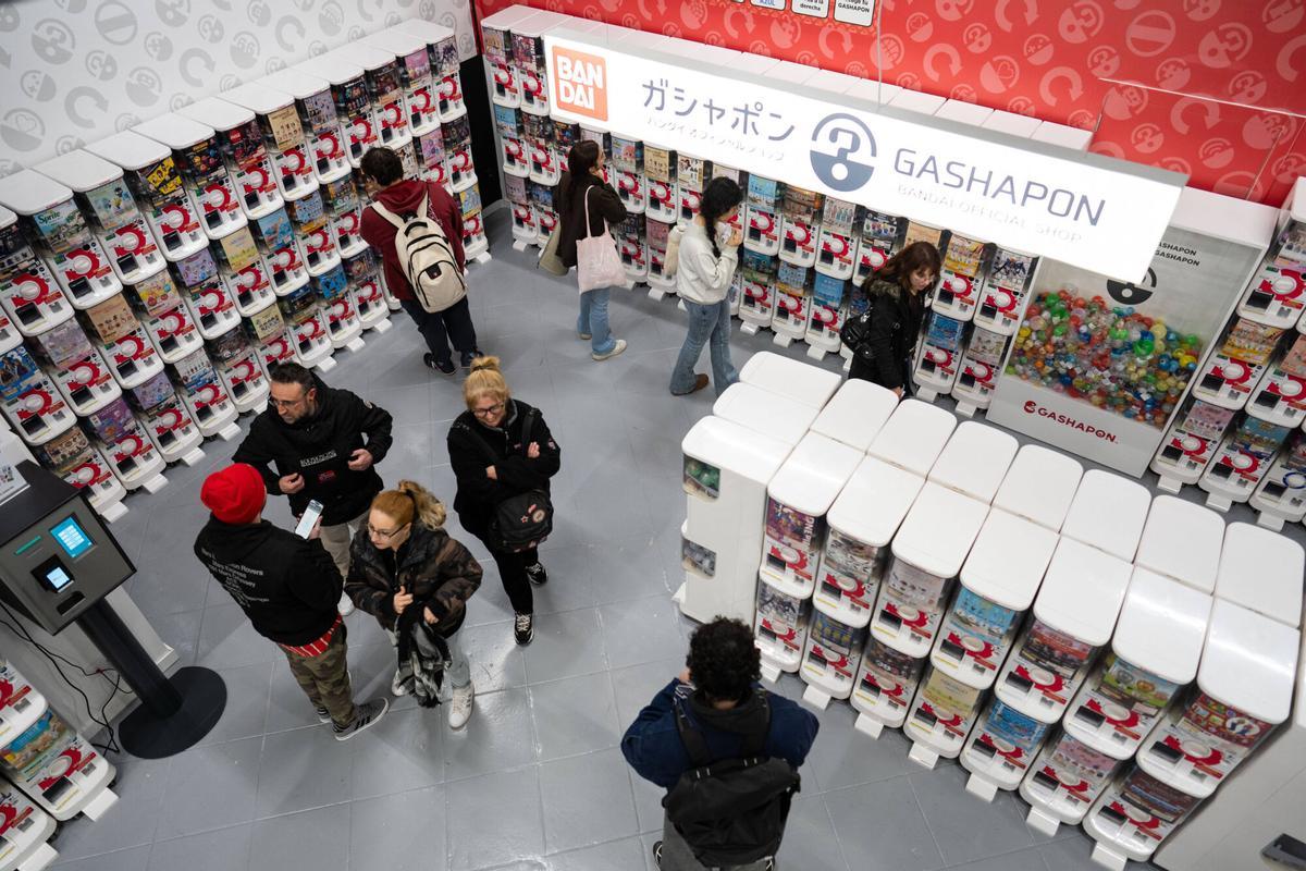 Clientes en la nueva Bandai Namco Shop BCN, en la calle Bailén 25, uno de los nuevos espacios dedicados al universo del anime y la cultura pop japonesa.