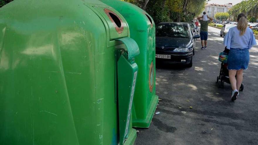 Contenedores para el reciclado del vidrio en el centro de Cambados. // Iñaki Abella