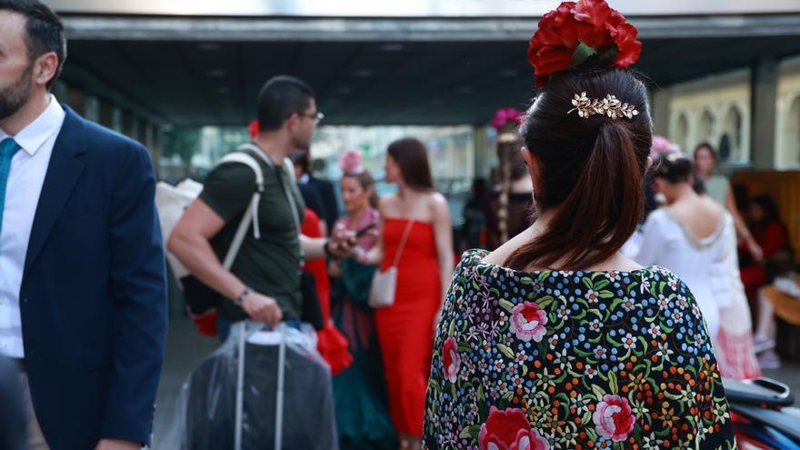 Viajeros ante la estación de metro de Plaza de Cuba durante la Feria de Abril