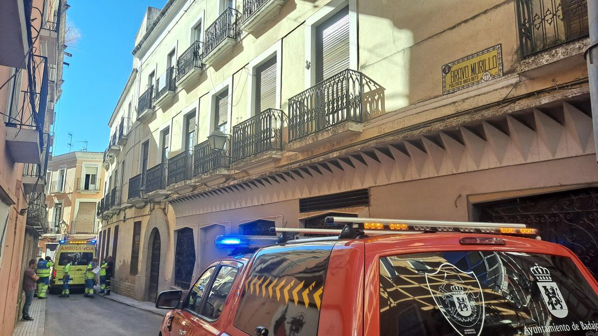 Los servicios de emergencia en la puerta del edificio donde se encontraba trabajando el fallecido cuando sufrió el infarto.