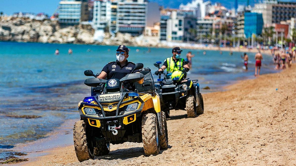 Agentes de la Policía Local de Benidorm, patrullando las playas el pasado verano para el cumplimiento de las medidas anticovid.