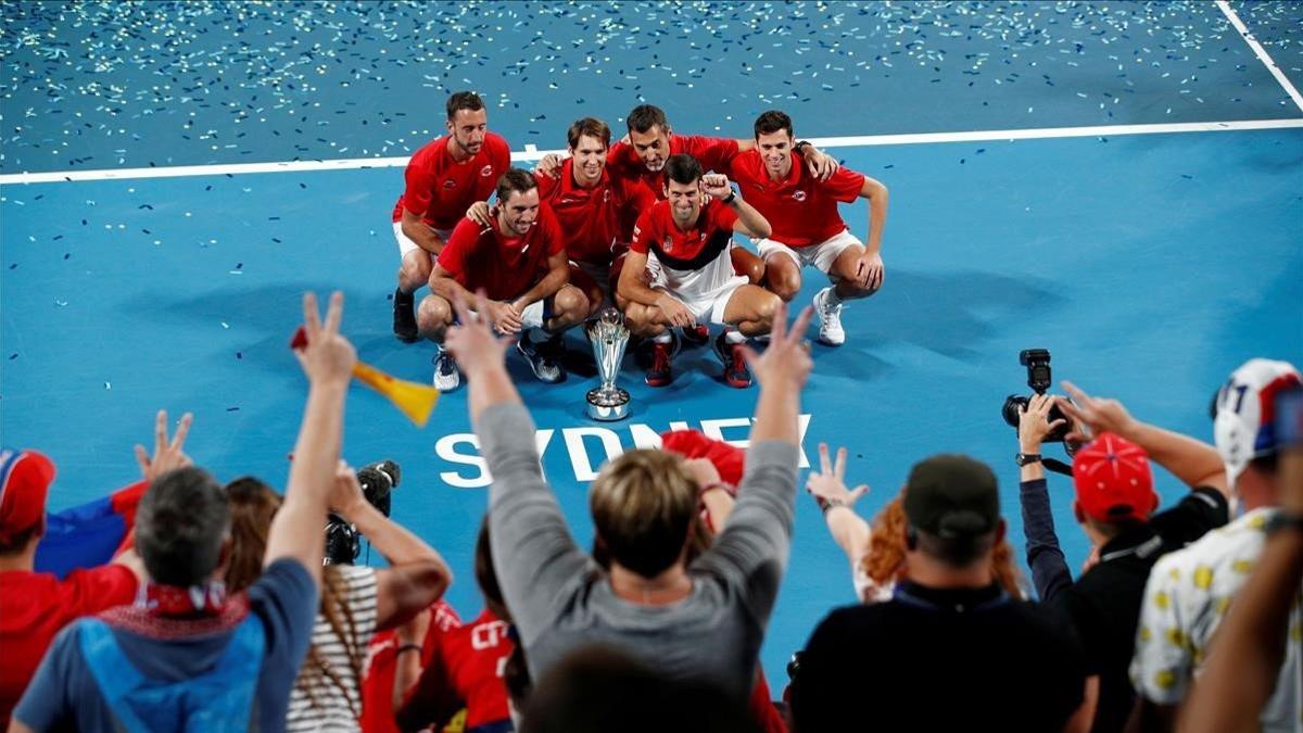 El equipo serbio celebra el título logrado en Sidney contra España.